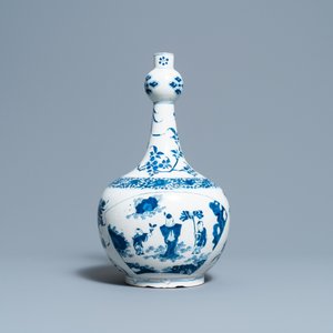 Un vase de forme bouteille en faïence de Delft en bleu et blanc de style chinoiserie, vers 1700 — photo 3