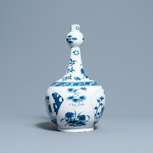 Un vase de forme bouteille en faïence de Delft en bleu et blanc de style chinoiserie, vers 1700 — photo 4