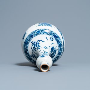 Un vase de forme bouteille en faïence de Delft en bleu et blanc de style chinoiserie, vers 1700 — photo 5