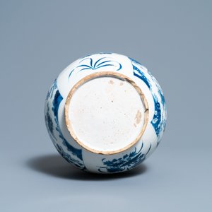 Un vase de forme bouteille en faïence de Delft en bleu et blanc de style chinoiserie, vers 1700 — photo 6
