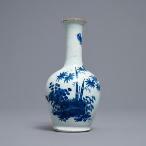 Un vase de forme bouteille en faïence de Delft en bleu et blanc de style Kakiemon, fin du 17ème — photo 3