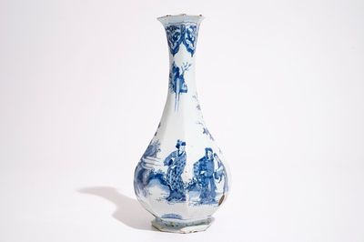 Un vase de forme bouteille en faïence de style Delft à décor de chinoiserie en bleu et blanc, Francfort ou Nevers, 17ème