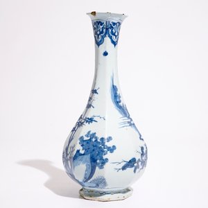 Un vase de forme bouteille en faïence de style Delft à décor de chinoiserie en bleu et blanc, Francfort ou Nevers, 17ème — photo 3