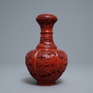 Un vase de forme bouteille en laque rouge, Chine, 19/20ème — photo 8