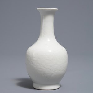 Un vase de forme bouteille en porcelaine blanc de Chine à décor floral incisé, vers 1900 — photo 1