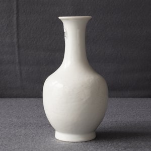 Un vase de forme bouteille en porcelaine blanc de Chine à décor floral incisé, vers 1900 — photo 16