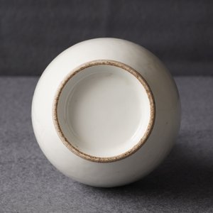 Un vase de forme bouteille en porcelaine blanc de Chine à décor floral incisé, vers 1900 — photo 17