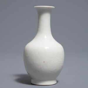 Un vase de forme bouteille en porcelaine blanc de Chine à décor floral incisé, vers 1900 — photo 2
