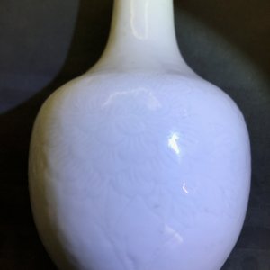 Un vase de forme bouteille en porcelaine blanc de Chine à décor floral incisé, vers 1900 — photo 8