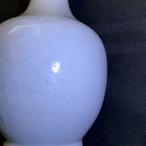 Un vase de forme bouteille en porcelaine blanc de Chine à décor floral incisé, vers 1900 — photo 9