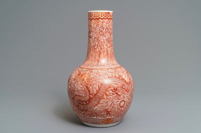 Un vase de forme bouteille en porcelaine de Chine à décor de dragon et phénix, 19ème