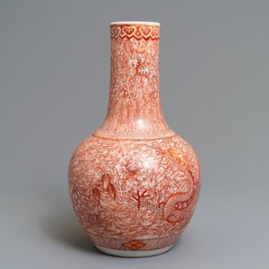 Un vase de forme bouteille en porcelaine de Chine à décor de dragon et phénix, 19ème — photo 2