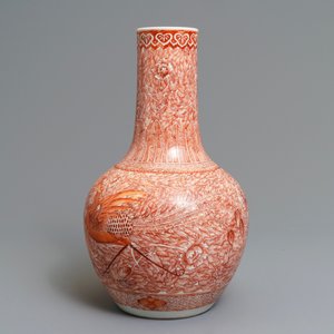 Un vase de forme bouteille en porcelaine de Chine à décor de dragon et phénix, 19ème — photo 3