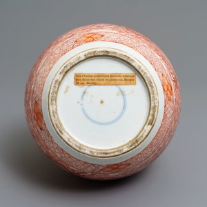 Un vase de forme bouteille en porcelaine de Chine à décor de dragon et phénix, 19ème — photo 5
