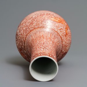 Un vase de forme bouteille en porcelaine de Chine à décor de dragon et phénix, 19ème — photo 6
