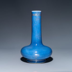 Un vase de forme bouteille en porcelaine de Chine à décor doré sur fond bleu poudré, marque de Kangxi, 19ème — photo 3