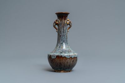 Un vase de forme bouteille en porcelaine de Chine à émail flambé, 18/19ème