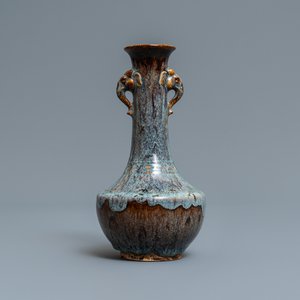 Un vase de forme bouteille en porcelaine de Chine à émail flambé, 18/19ème — photo 1