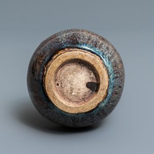 Un vase de forme bouteille en porcelaine de Chine à émail flambé, 18/19ème — photo 6