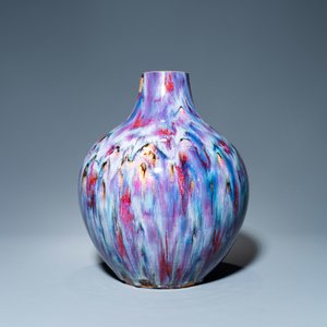 Un vase de forme bouteille en porcelaine de Chine à émail flambé, 19ème — photo 4
