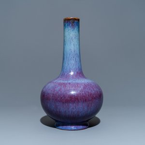 Un vase de forme bouteille en porcelaine de Chine à émail flambé, marque de Kangxi, 19ème — photo 1