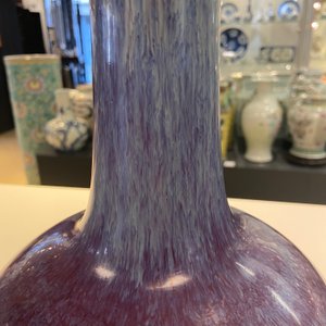 Un vase de forme bouteille en porcelaine de Chine à émail flambé, marque de Kangxi, 19ème — photo 11