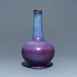 Un vase de forme bouteille en porcelaine de Chine à émail flambé, marque de Kangxi, 19ème — photo 2