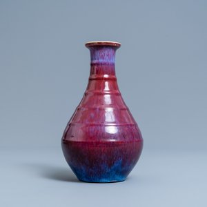 Un vase de forme bouteille en porcelaine de Chine à émail flambé, marque de Yongzheng, 19ème — photo 3