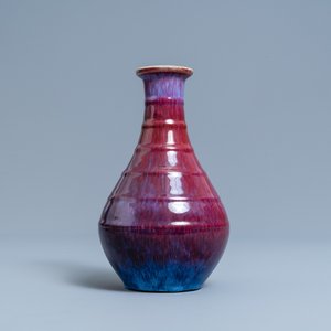 Un vase de forme bouteille en porcelaine de Chine à émail flambé, marque de Yongzheng, 19ème — photo 4