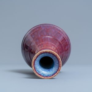 Un vase de forme bouteille en porcelaine de Chine à émail flambé, marque de Yongzheng, 19ème — photo 5