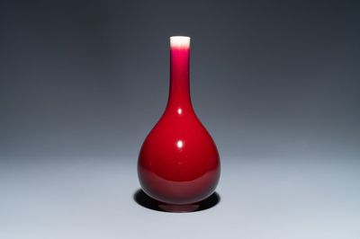 Un vase de forme bouteille en porcelaine de Chine à émail flambé, Qianlong