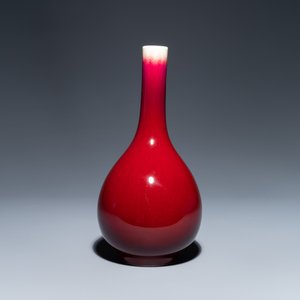Un vase de forme bouteille en porcelaine de Chine à émail flambé, Qianlong — photo 2