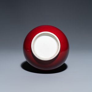 Un vase de forme bouteille en porcelaine de Chine à émail flambé, Qianlong — photo 6