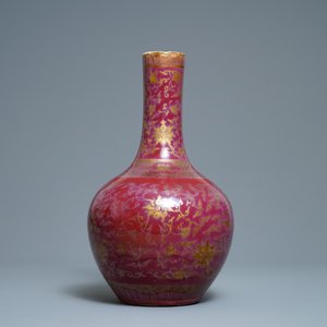 Un vase de forme bouteille en porcelaine de Chine à émail flambé rehaussé de dorure, 19ème — photo 2