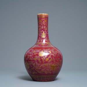 Un vase de forme bouteille en porcelaine de Chine à émail flambé rehaussé de dorure, 19ème — photo 4