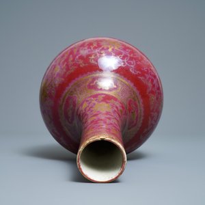 Un vase de forme bouteille en porcelaine de Chine à émail flambé rehaussé de dorure, 19ème — photo 5