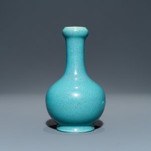 Un vase de forme bouteille en porcelaine de Chine à émail robin's egg, marque de Qianlong, 19/20ème — photo 3