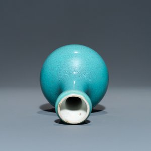Un vase de forme bouteille en porcelaine de Chine à émail robin's egg, marque de Qianlong, 19/20ème — photo 6