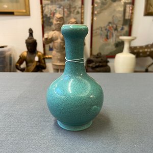 Un vase de forme bouteille en porcelaine de Chine à émail robin's egg, marque de Qianlong, 19/20ème — photo 8