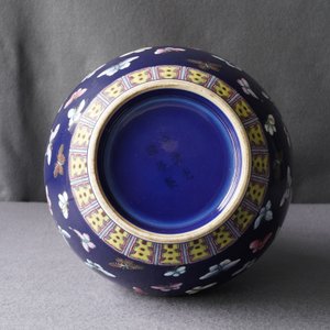Un vase de forme bouteille en porcelaine de Chine à fond bleu, marque de Guangxu, 19/20ème — photo 11