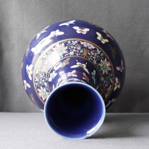 Un vase de forme bouteille en porcelaine de Chine à fond bleu, marque de Guangxu, 19/20ème — photo 12