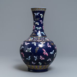Un vase de forme bouteille en porcelaine de Chine à fond bleu, marque de Guangxu, 19/20ème — photo 3
