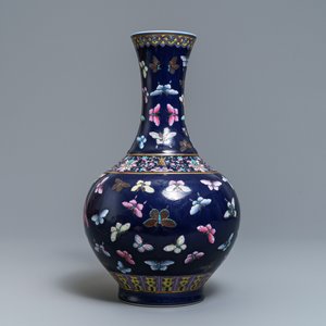 Un vase de forme bouteille en porcelaine de Chine à fond bleu, marque de Guangxu, 19/20ème — photo 4