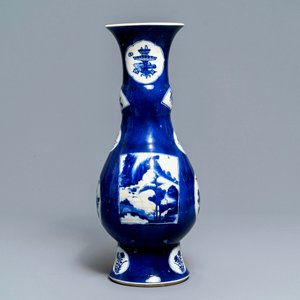 Un vase de forme bouteille en porcelaine de Chine à fond bleu poudré, Kangxi — photo 3