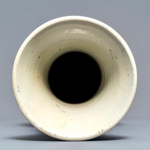 Un vase de forme bouteille en porcelaine de Chine à fond bleu poudré, Kangxi — photo 6