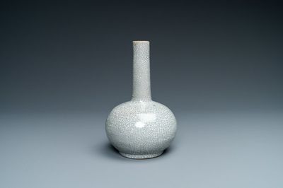 Un vase de forme bouteille en porcelaine de Chine à fond craquelé de type ge, 18/19ème