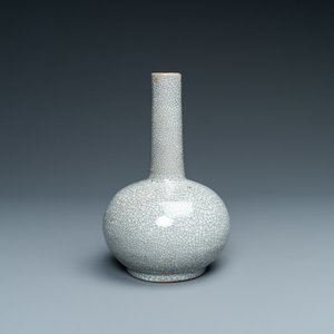 Un vase de forme bouteille en porcelaine de Chine à fond craquelé de type ge, 18/19ème — photo 1