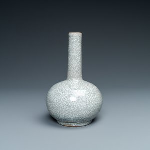 Un vase de forme bouteille en porcelaine de Chine à fond craquelé de type ge, 18/19ème — photo 3