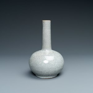 Un vase de forme bouteille en porcelaine de Chine à fond craquelé de type ge, 18/19ème — photo 4