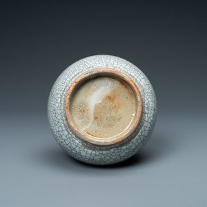 Un vase de forme bouteille en porcelaine de Chine à fond craquelé de type ge, 18/19ème — photo 6